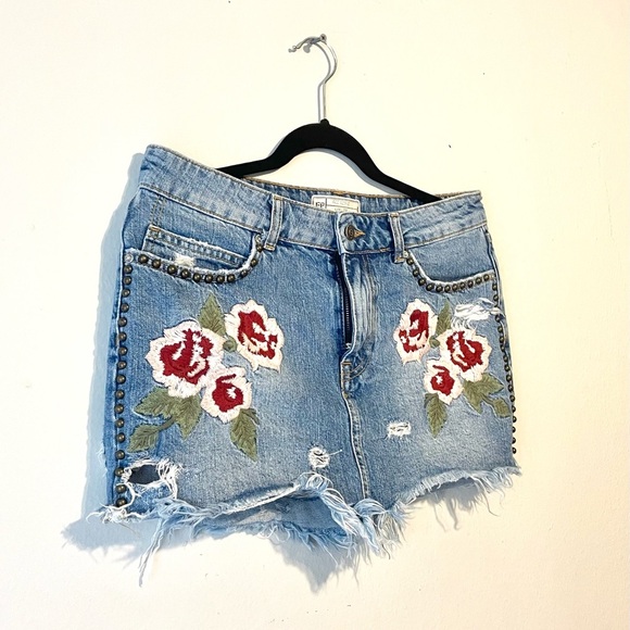 Free People SZ 28 Mini Jean Skirt Wild Rose Embroidered Studded Fray Distressed - Picture 2 of 7
